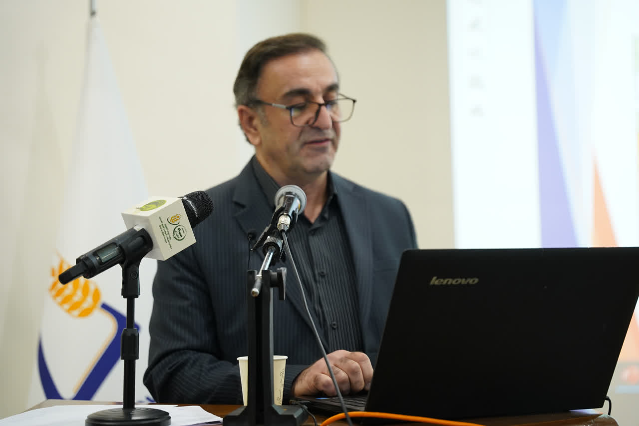 سخنرانی معاون بخش صنایع غذایی و فناوری‌های پس از برداشت مؤسسه در گردهمایی سالیانه